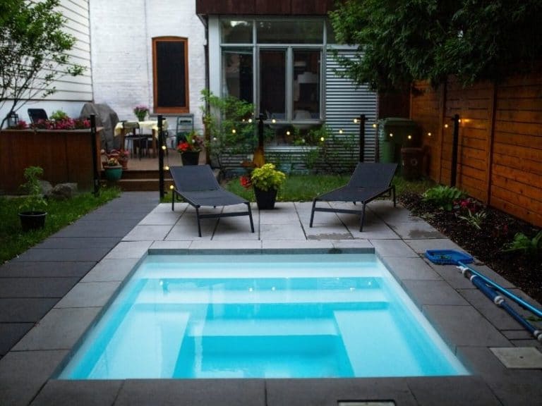 Aménager une piscine dans un petit jardin : conseils