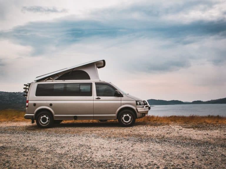 Un van aménagé de location au bord d'un lac