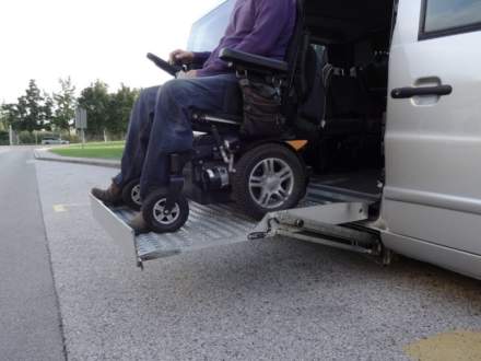 Comment choisir le bon véhicule adapté pour une personne à mobilité réduite ?